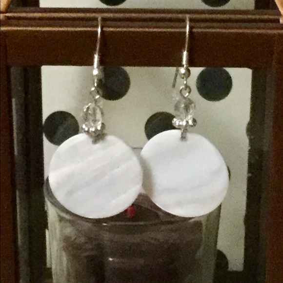 Shell circle earrings - Picture 3 of 3